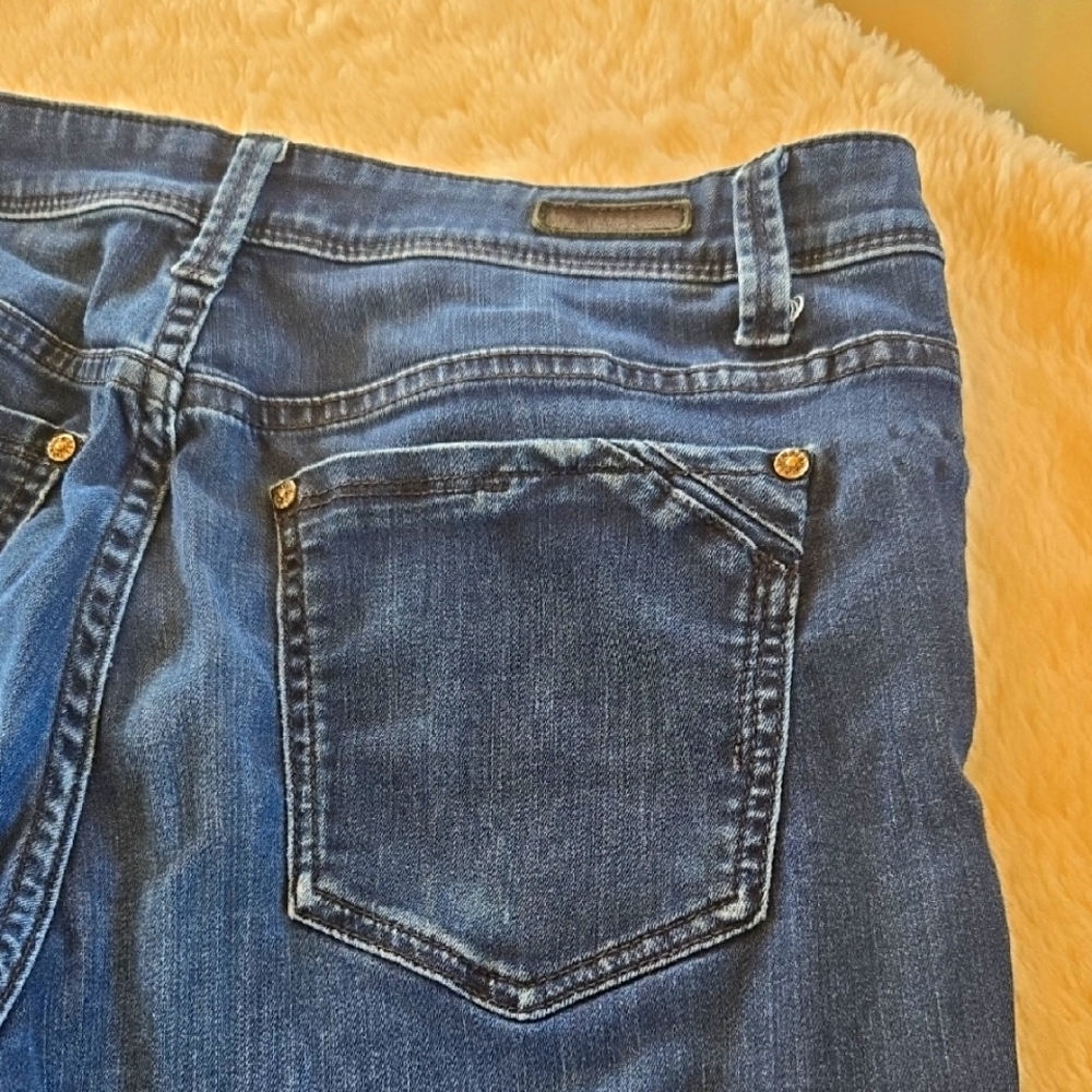 Blue Straight Leg Jeans with Subtle Stitching